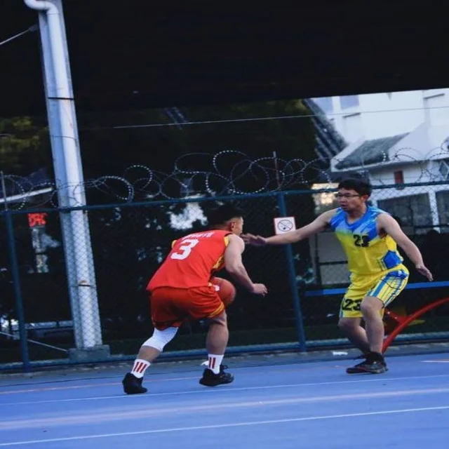 潘展乐接力战表现出色，成赛场聚焦点